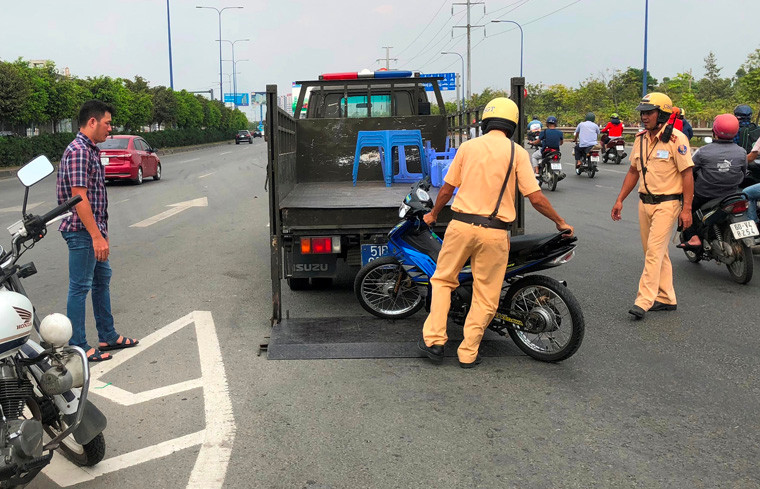 Lực lượng CSGT đã tiến hành tạm giữ phương tiện nói trên, đưa về trụ sở để tiếp tục xử lý. Riêng nhóm hàng trăm chiếc xe nói trên tháo chạy ra hướng QL1, ngã tư Bình Phước về hướng quận 12. 