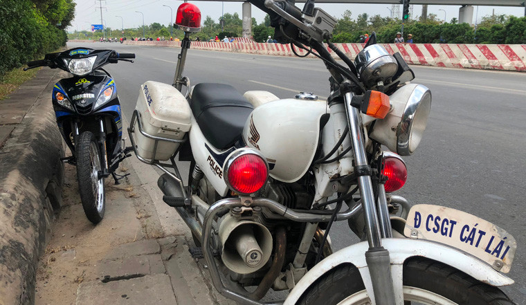 Khoảng 14h chiều nay 29 Tết Nguyên đán Kỷ Hợi (3/2), lợi dụng các tuyến đường cửa ngõ phía Đông TP HCM như XLHN, QL1… vắng container, xe tải do đa số các doanh nghiệp đều nghỉ Tết, hàng trăm xe máy do các "yên hùng xa lộ" là những thanh niên đủ mọi lứa tuổi rầm rú dàn hàng ngang chạy vào làn ô tô trên XLHN hướng từ cầu Sài Gòn ra quận Thủ Đức. 