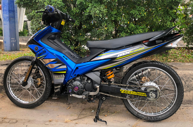 Lúc này, một nam thanh niên đã lao chiếc xe máy không biển số, đã được đôn dên, xoáy nồng… lên dải phân cách giữa đường nhằm quay đầu bỏ trốn nhưng té ngã.