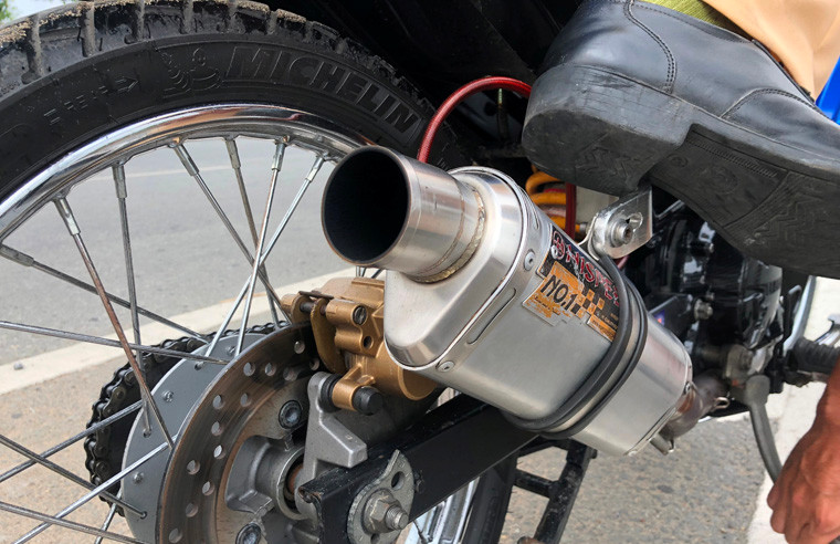 Chiếc xe máy của gã thanh niên trong nhóm "yên hùng xa lộ" bị té bỏ lại hiện trường.