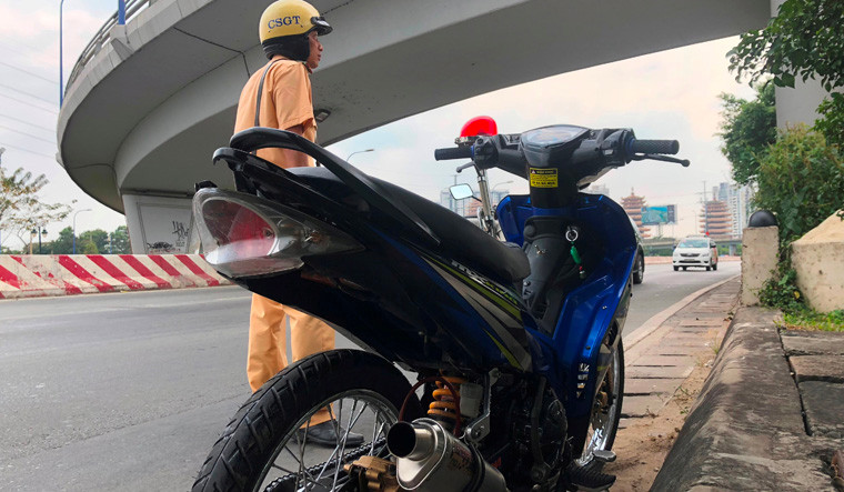 Ngay lập tức nam thanh niên nói trên bỏ xe, chạy bộ sang bên kia đường rồi lao vào khu dân cư bỏ trốn. 