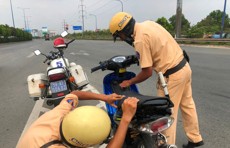 Chiều 29 Tết, CSGT kiểm tra chiếc xe nói trên.