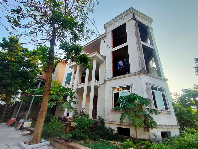 Một vài căn biệt thự được tận dụng làm nơi ở tạm của công nhân xây dựng. 