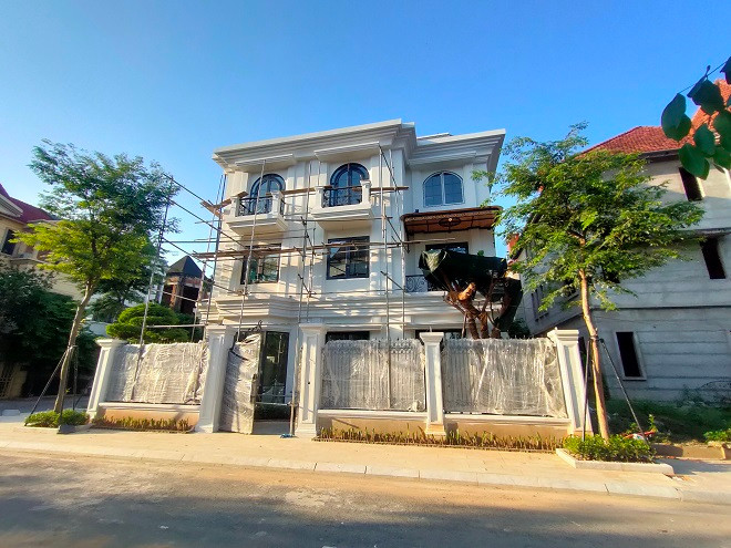 Lác đác có một số căn biệt thự đang được hoàn thiện để vào ở. 