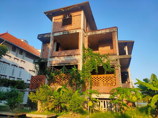 Nhiều biệt thự mới hoàn thiện phần thô phải xây bịt kín các lối ra vào để không bị xâm phạm. 