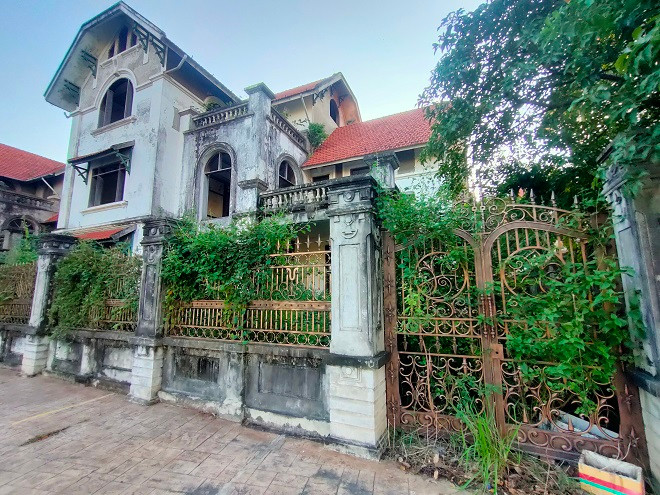 Những căn biệt thự đã hoàn thiện từ lâu cũng chung cảnh ngộ bỏ hoang vì không có người đến ở, cổng sắt hoen gỉ, cây leo quây kín. 