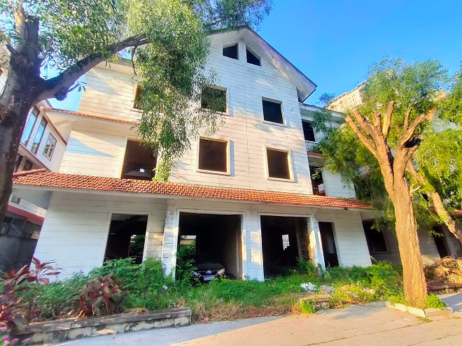 Những căn biệt thự có thiết kế đẹp mắt với diện tích hơn 300m2 từng có giá tới gần 1 triệu USD những năm sốt đất đỉnh điểm 2008 nhưng hiện nay nhiều căn vẫn bỏ hoang. 