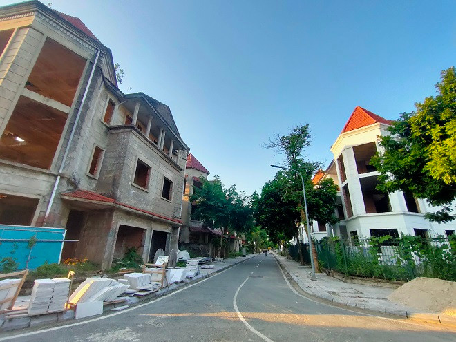 Khu biệt thự Thiên đường Bảo Sơn là một trong hai dự án cùng với Công viên giải trí Thiên đường Bảo Sơn do Công ty CP Tập đoàn Đầu tư xây dựng và Du lịch Bảo Sơn làm chủ đầu tư đã hoàn thiện và đi vào hoạt động từ năm 2008. Tuy nhiên, nhiều năm nay vẫn thưa vắng người ở. 