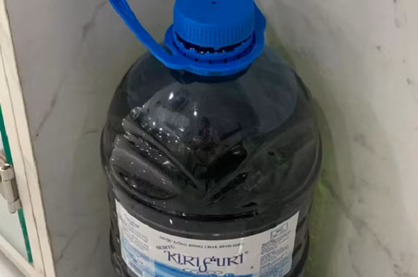 Benh nhan tang can xang 10 lit, bac si tai mat