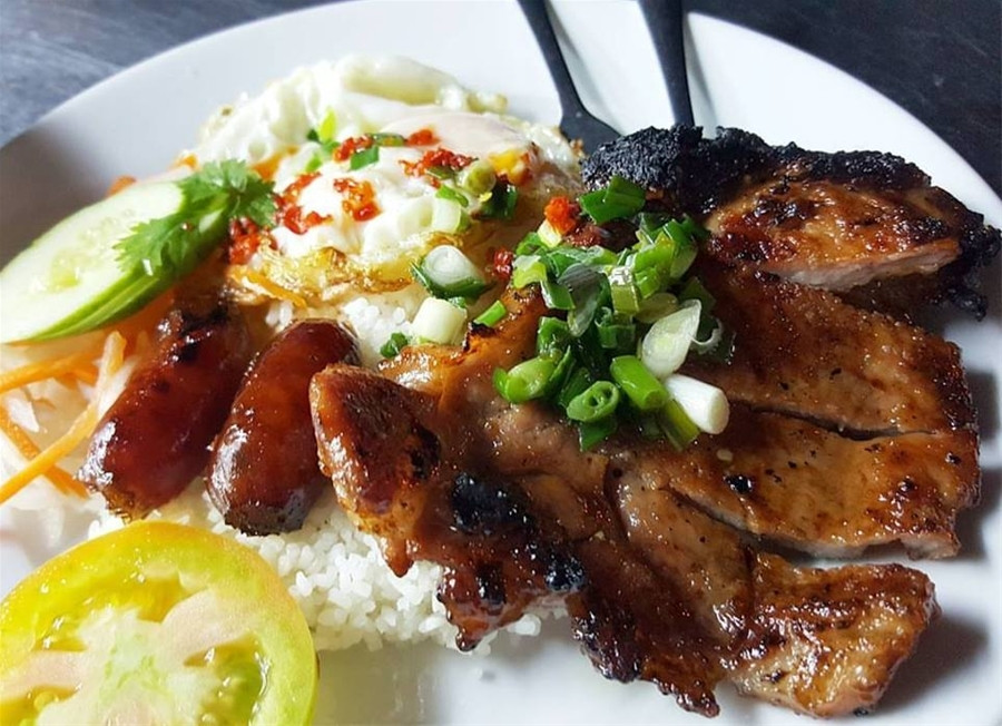 Tiếp theo, bạn cần sơ chế, tẩm ướp sườn cốt lết (nên chọn loại sườn cốp lết có 1 lớp mỡ phía ngoài rìa). Chọn số lượng sườn bằng với khẩu phần ăn. Nguyên liệu chuẩn bị để tẩm ướp: 1 muỗng canh xì dầu, 2 thìa cafe mật ong, 5 thìa cafe dầu ăn, 1 thìa cafe dầu mè, 1 muỗng canh nước mắm, 1 lon coca cola, hành tím, tói, hạt nêm, hạt tiêu, 3 cây sả đập dập, 1 quả cam và 3 muỗng canh nước cốt dừa. Ảnh Depplus.