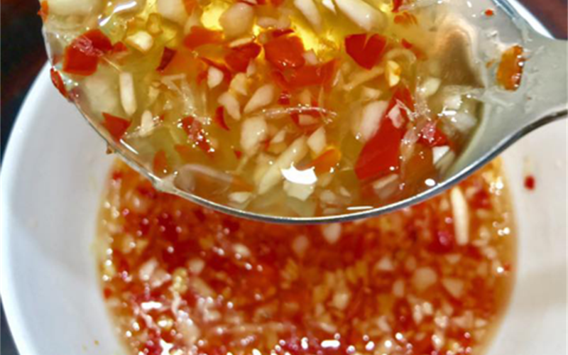 Còn nước mắm trong món cơm tấm được pha chế theo công thức tỷ lệ 4 hoặc 5 mắm-2 đường-1 nước sôi và tỏi ớt tùy vị. Còn phần mỡ hành, đổ hành lá cắt nhỏ vào bát mỡ lợn hay dầu ăn đang nóng rồi nêm thêm đường muối cho hợp khẩu vị. Ảnh Cooky.