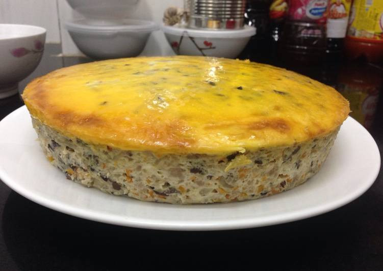 Tất cả nguyên liệu đó trộn với nhau và đánh đều lên rồi đem hấp. Sau khi hấp chín chả trứng trong lò nướng, bạn lấy 2 lòng đỏ đánh với chút nước rồi quết lên bề mặt chả trứng. Ảnh Cookpad.