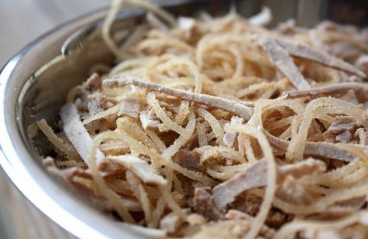 Bì thịt, bạn cần mua bì tươi khoảng 150 g đã làm sạch lông, đem luộc chín rồi thái sợi. Ướp 3 lạng thịt vai với tỏi, hành băm (mỗi loại 1 muỗng cà phê), nửa muỗng cà phê muối, 1 muỗng cà phê hạt nêm, 1 muỗng cà phê tiêu, nửa muỗng canh đường, 1 muỗng nước mắm, 2 muỗng dầu ăn trong 30 phút đến 1 tiếng. Sau đó, đem chiên thịt rồi rưới nước dừa vào rim cho vàng rồi đem thái sợi. Ảnh MAV.vn.