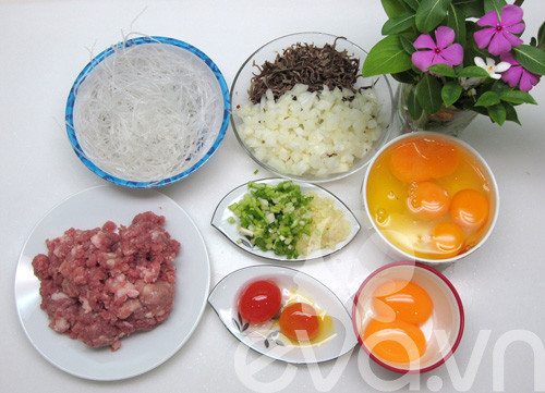 Tiếp theo, bạn chuẩn bị các nguyên liệu để làm chả trứng của món cơm tấm chuẩn vị Sài Gòn. Cụ thể, bạn cần 200 g thịt lợn (có ít mỡ), 100 g hành tây băm, 3 quả trứng gà nguyên quả và 2 lòng trắng, 700 ml nước, 2 lọn miến, nấm mèo băm nhuyễn, 20 g bột nêm, 10 g đường, 5 g bột ngọt, 10 g nước mắm và 5 g tiêu xay. Ảnh Eva (ảnh minh họa).