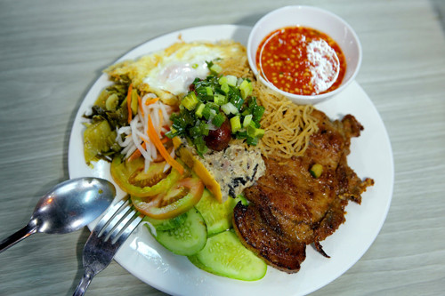 Sau khi chế biến hoàn tất các nguyên liệu, bạn sắp xếp ra đĩa và thưởng thức. Ảnh AmThuc365.