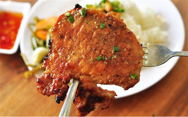 Trước tiên, bạn ngâm số sườn với nước coca cola trong khoảng 15-20 phút. Sau đó, bạn lấy giấy thấm sườn rồi ngâm với hỗn hợp gia vị còn lại trong khoảng 3 tiếng đồng hồ. Lưu ý: Bạn đừng nên gộp chung công đoạn ướp với coca cola với công đoạn ngâm với số gia vị còn lại. Ảnh Cooky.