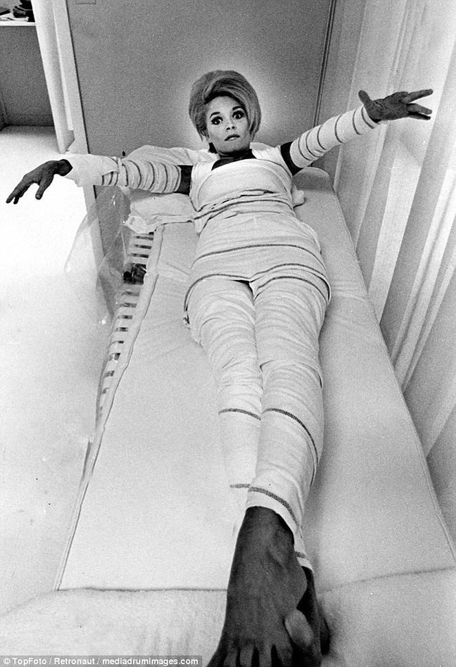 Một người phụ nữ đang điều trị bằng phương pháp quấn dây vòng quanh toàn bộ cơ thể, phương pháp này được cho là sẽ giúp săn da và hỗ trợ giảm cân.