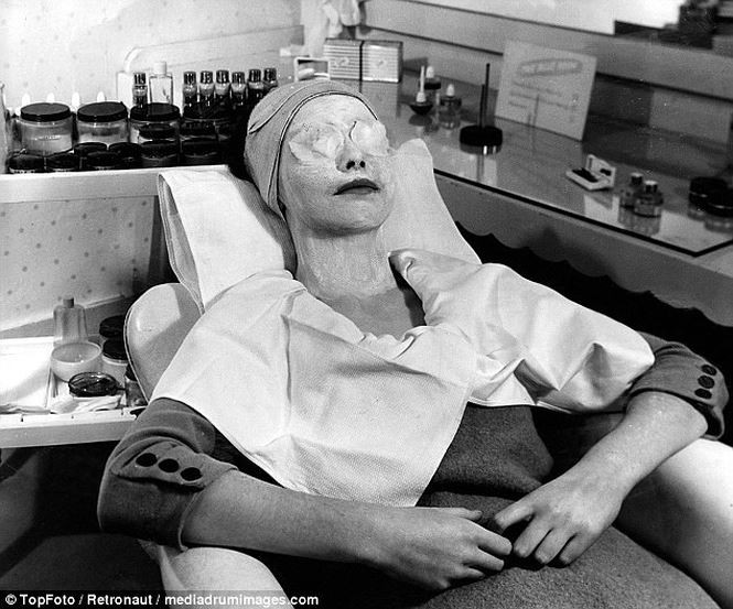 Một trong những phương pháp làm đẹp cổ điển vẫn được duy trì cho tới ngày nay: người phụ nữ này đang kết hợp ủ tóc bằng khăn và đắp mặt nạ đất sét, làm dịu mắt với dưa chuột. 