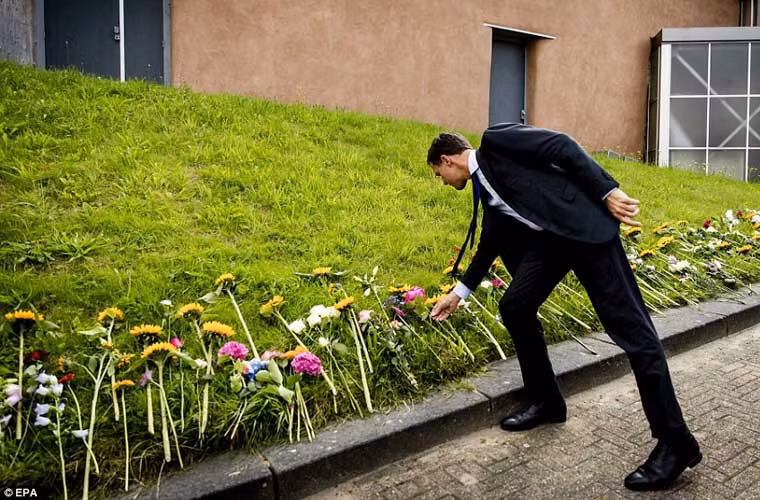 Thủ tướng Hà Lan Mark Rutte đặt hoa tưởng nhớ các nạn nhân MH17.