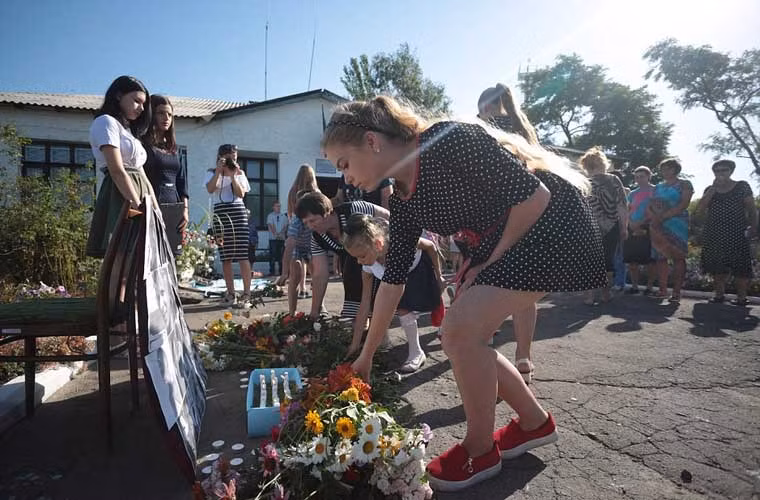 Những người dân làng Petropavlivka ở Ukraine cũng làm lễ tưởng niệm 298 người thiệt mạng trong thảm kịch cách đây 2 năm.