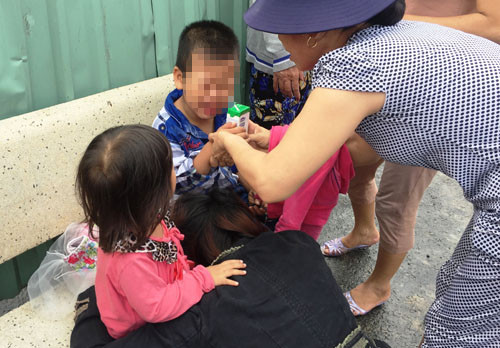 Vợ và 2 con nhỏ của anh Dương ngã quỵ, gào khốc thảm thiết bên thi thể chồng, cha.