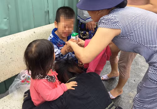 Vợ và 2 con nhỏ của anh Dương ngã quỵ, gào khốc thảm thiết bên thi thể chồng, cha.