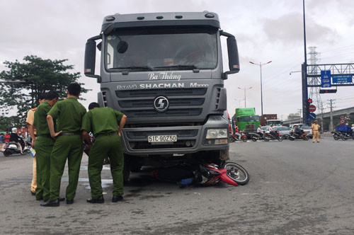 Chiếc xe tải tông trực diện xe máy và kéo lê nhiều mét.