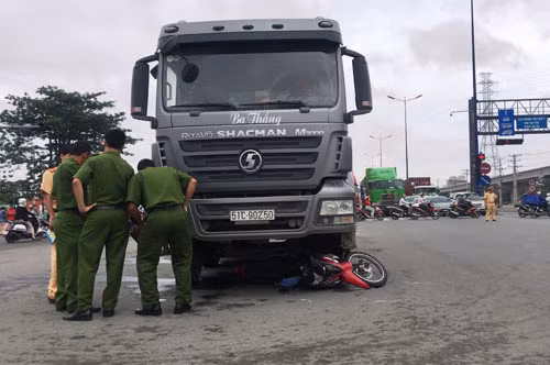 Chiếc xe tải tông trực diện xe máy và kéo lê nhiều mét.