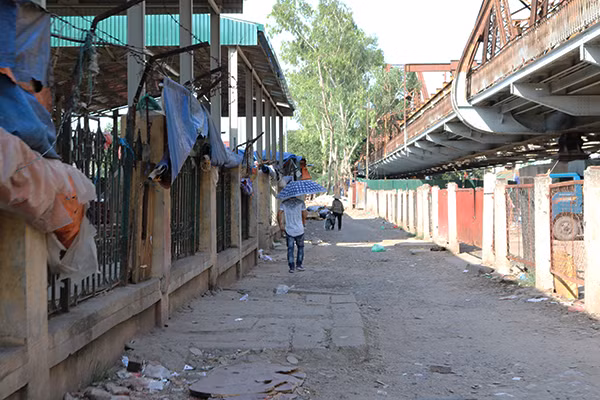 Con đường gồ ghề dẫn vào khu ổ chuột phía dưới cầu Long Biên (Hà Nội).