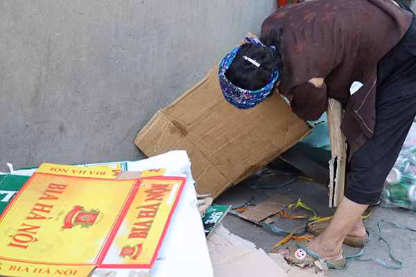 Những người dân ở đây chủ yếu sống bằng nghề thu gom đồng nát, bốc vác hoặc bán hoa quả tại chợ Long Biên