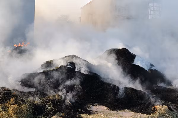 Những đống rơm to nhỏ được đốt ngay sau nhà dân, khói mù mịt. Ảnh chụp tại thôn Lạc Thị.