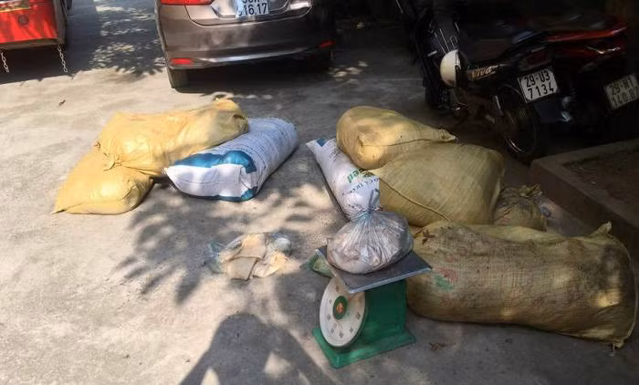 Hơn nửa tấn thịt động vật bốc mùi hôi thối trên đường đi tiêu thụ bị CSGT Hà Nội chặn đứng.