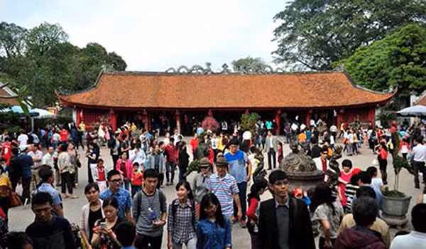 Trước kỳ thi THPT Quốc gia 2016, rất đông phụ huynh và sĩ tử đã tới dâng lễ tại Văn Miếu - Quốc Tử Giám (Hà Nội).