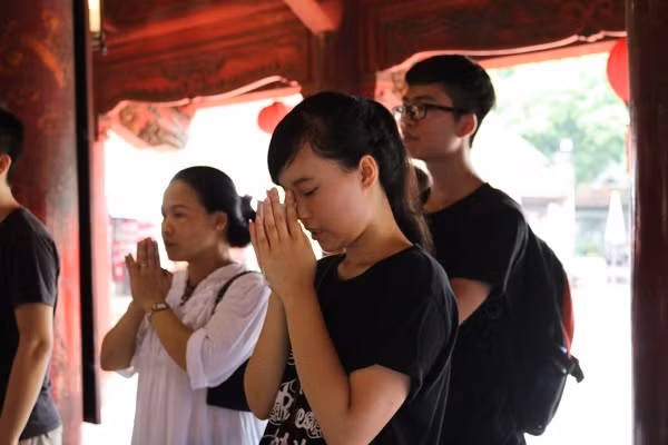 Quốc Tử Giám là trường đại học đầu tiên của nước ta. Hằng năm, cứ vào mùa thi, nhiều sĩ tử tới đây để cầu mong sự may mắn và thành công.