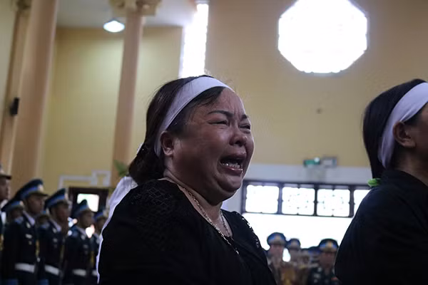 Người thân Đại tá Khải òa khóc nhìn theo linh cữu được đưa vào nơi hỏa táng.