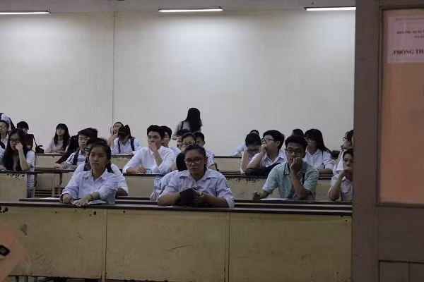 Sự căng thẳng hiện rõ trên khuôn mặt các sĩ tử trước kì thi quan trọng.