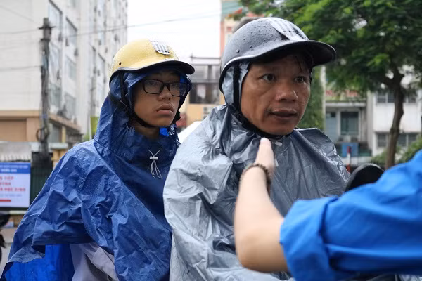 Nét mặt lo lắng của thí sinh trong khi vị phụ huynh đang hỏi địa điểm thi.