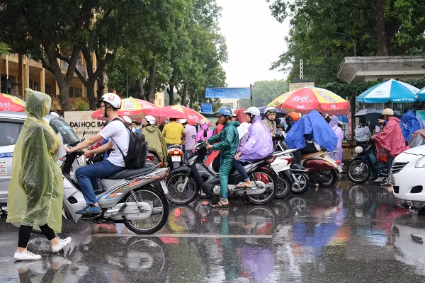 Cơn mưa bất chợt kéo đến khiến việc đi lại trở nên khó khăn.