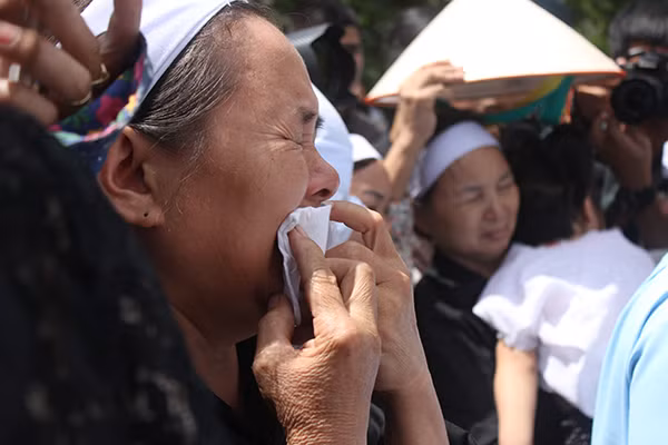 Người thân đau xót dõi theo linh cữu được đưa vào Nhà tang lễ