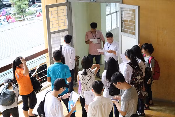 8h, các thí sinh được gọi vào phòng để nghe phổ biến và làm thủ tục dự thi.