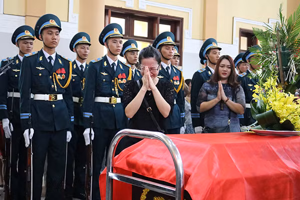 Người dân đi quanh linh cữu tỏ lòng xót thương tới Đại tá Trần Quang Khải.