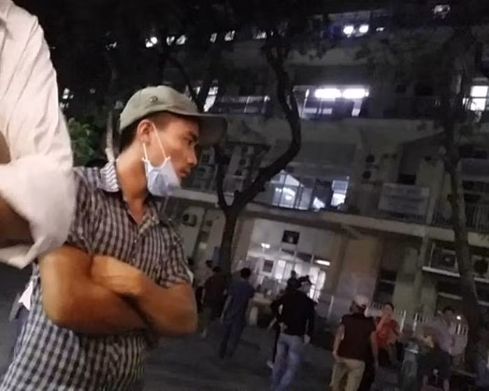 Anh Nguyễn Văn Nam, chồng của sản phụ Ánh bàng hoàng, chưa tin vào sự ra đi của vợ mình là sự thật.