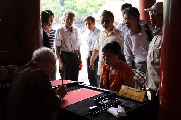 Các vị phụ huynh chờ đợi để xin chữ.