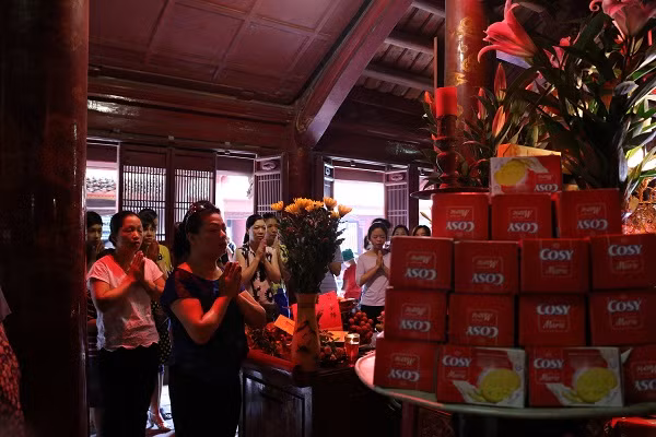 Các khu vực đặt bàn thờ luôn đông người dâng hương hoa.