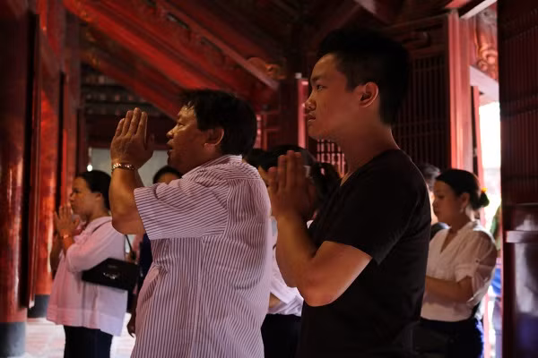 Nhiều bạn được bố dẫn tới để thắp hương và cầu khấn.