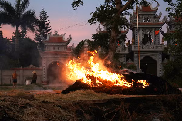 Những đống rơm cháy âm ỉ tới sáng, người dân chỉ biết lắc đầu ngán ngẩm vì năm nào cũng thế.