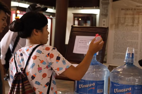 Bình nước miễn phí dành cho mọi người tới lễ, bên trên có ghi lời chúc gửi tới các sĩ tử.