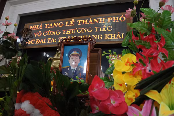 Di ảnh của Đại tá Trần Quang Khải được đặt trang trọng trên những vòng hoa.