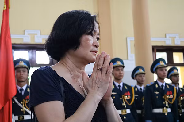 Chắp tay cầu mong Đại tá Khải yên nghỉ.