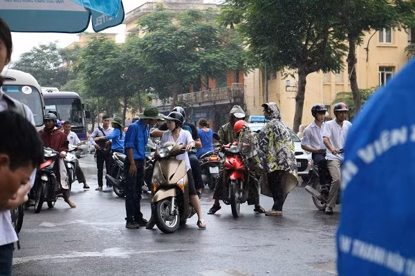 Lực lượng tình nguyện trợ giúp cho thí sinh và người nhà.